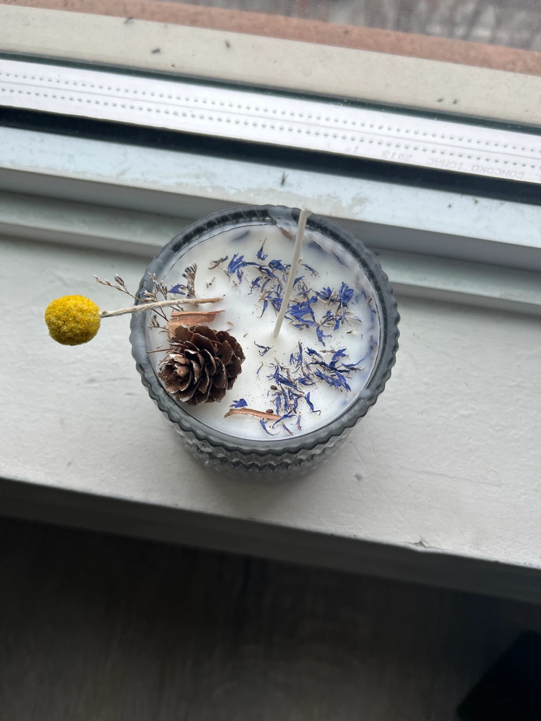 Decorative Scented Candle with Pinecone and Dried Flowers
