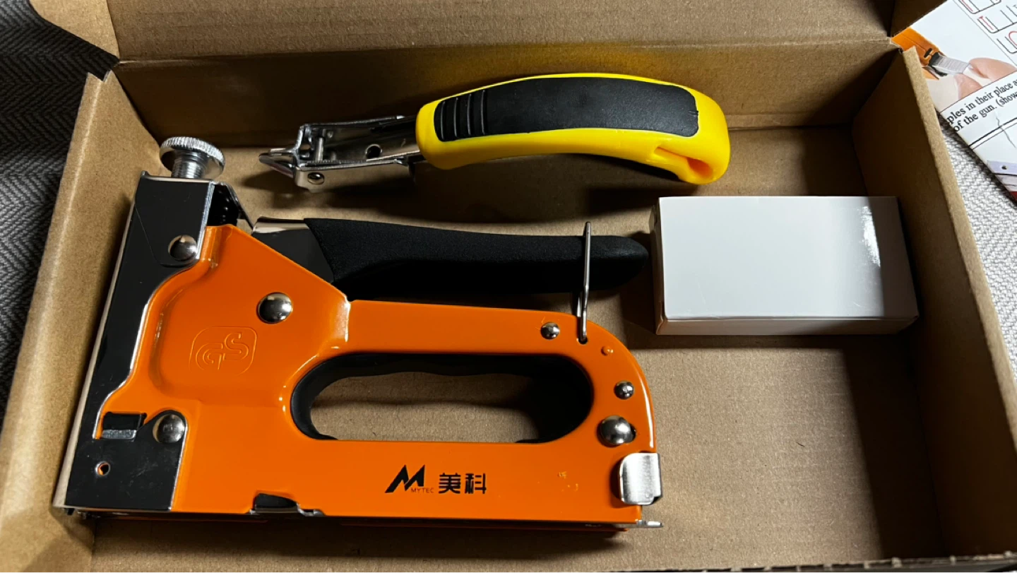 Staple Gun with Tacker
