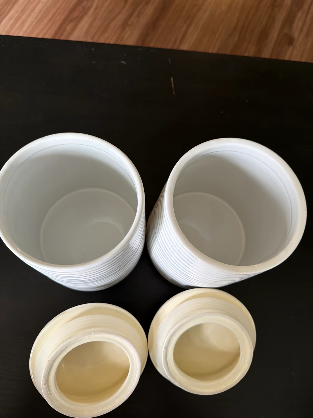 Set of 2 White Ceramic Canisters with Yellow Lids - photo 3