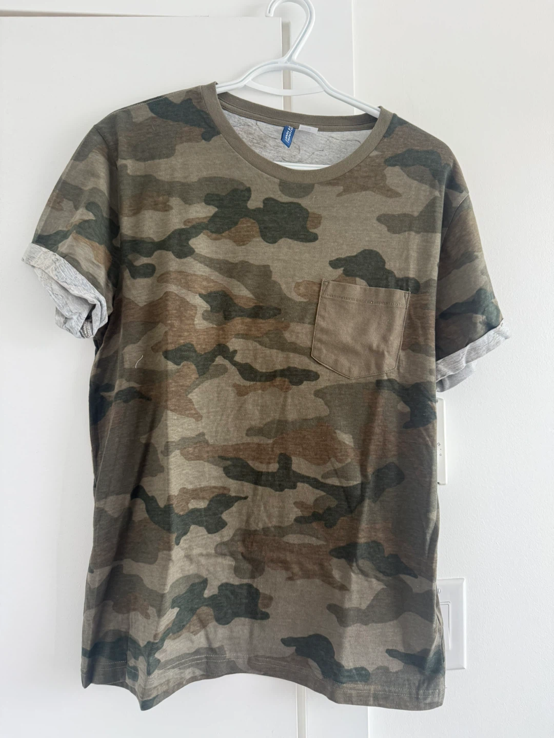 H&M Divided Camo Pocket T-Shirt - Men's Medium