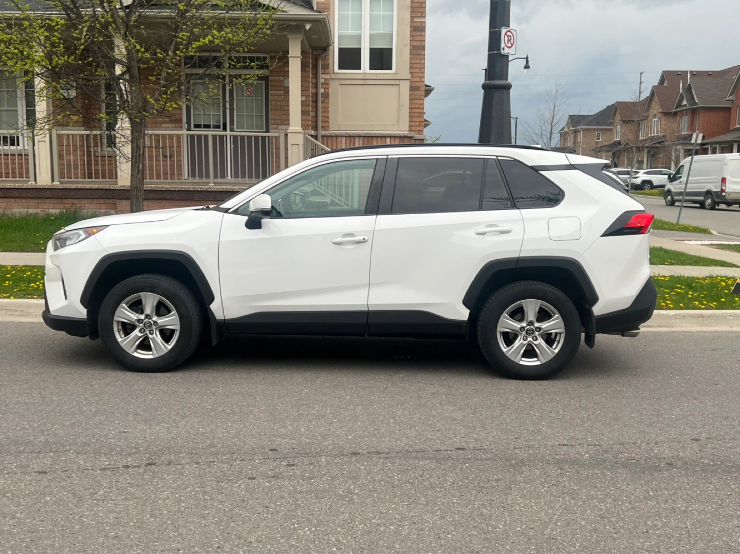 White Toyota RAV4 XLE AWD SUV - photo 3