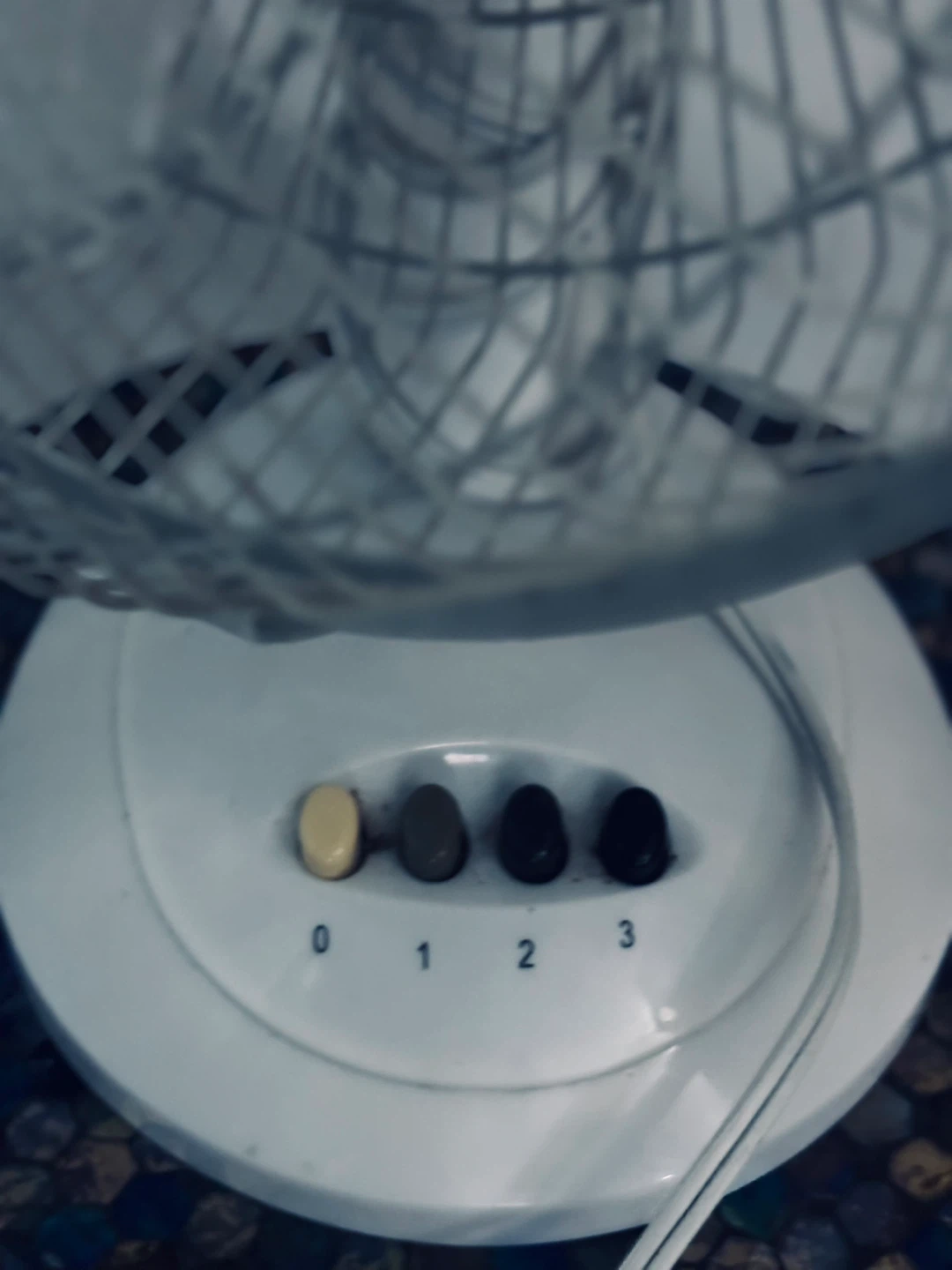 White 12-inch Desk Fan - photo 2