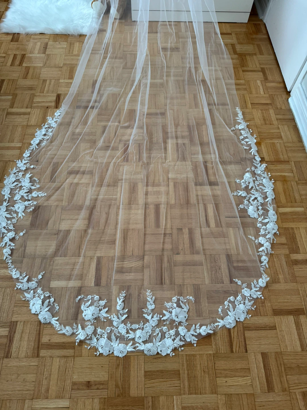 White Lace Trim Wedding Veil - photo 3