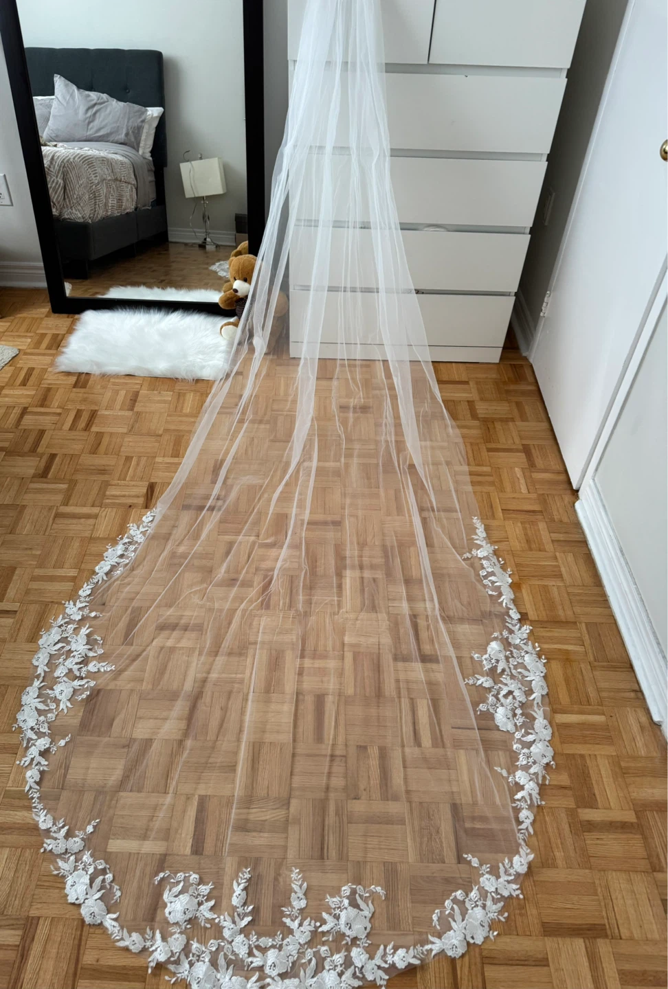 White Lace Trim Wedding Veil - photo 2