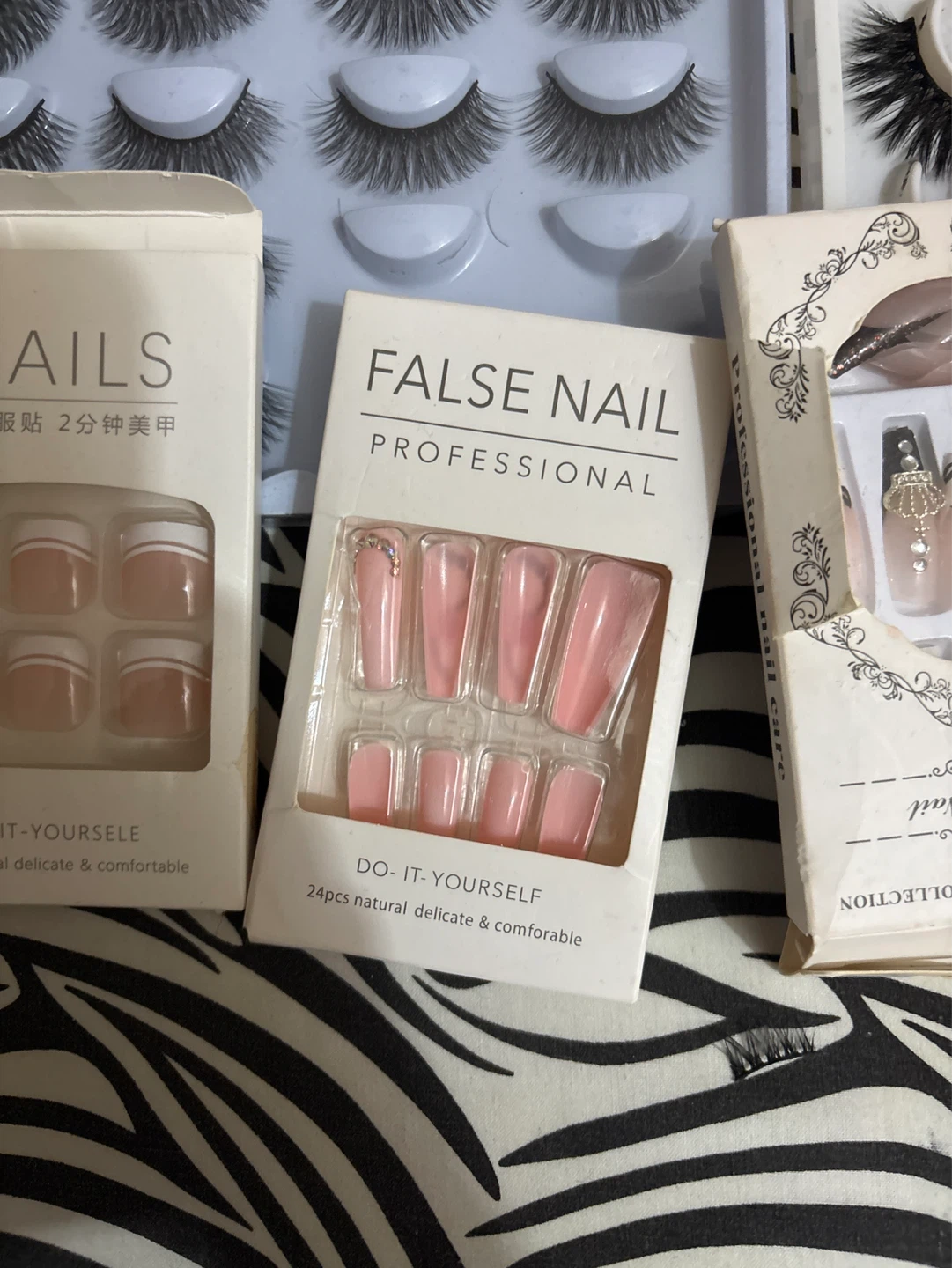 False Nails & False Eyelashes Assortment - photo 2