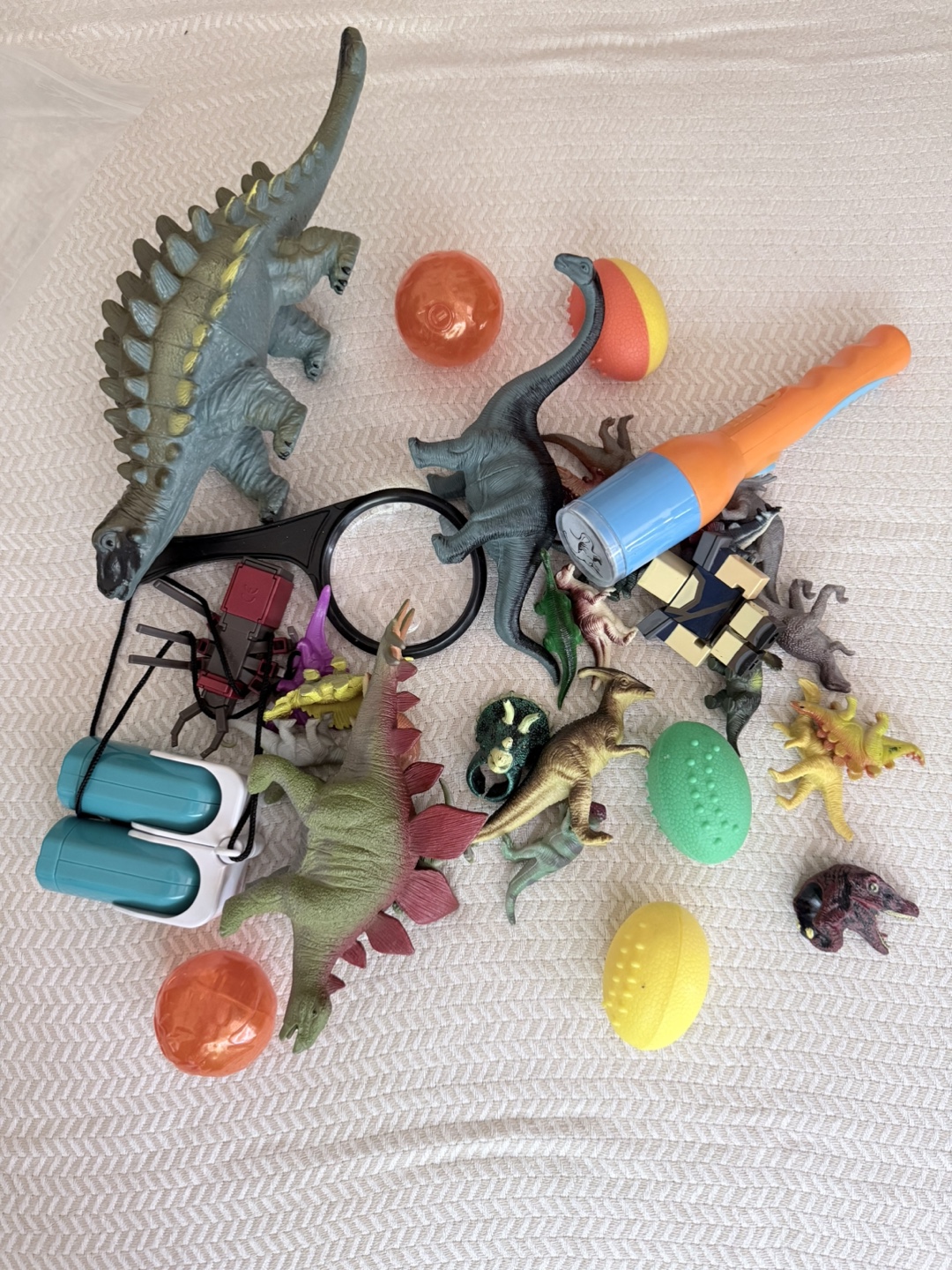 Jurassic Park Backpack with Dinosaur Toys - photo 4