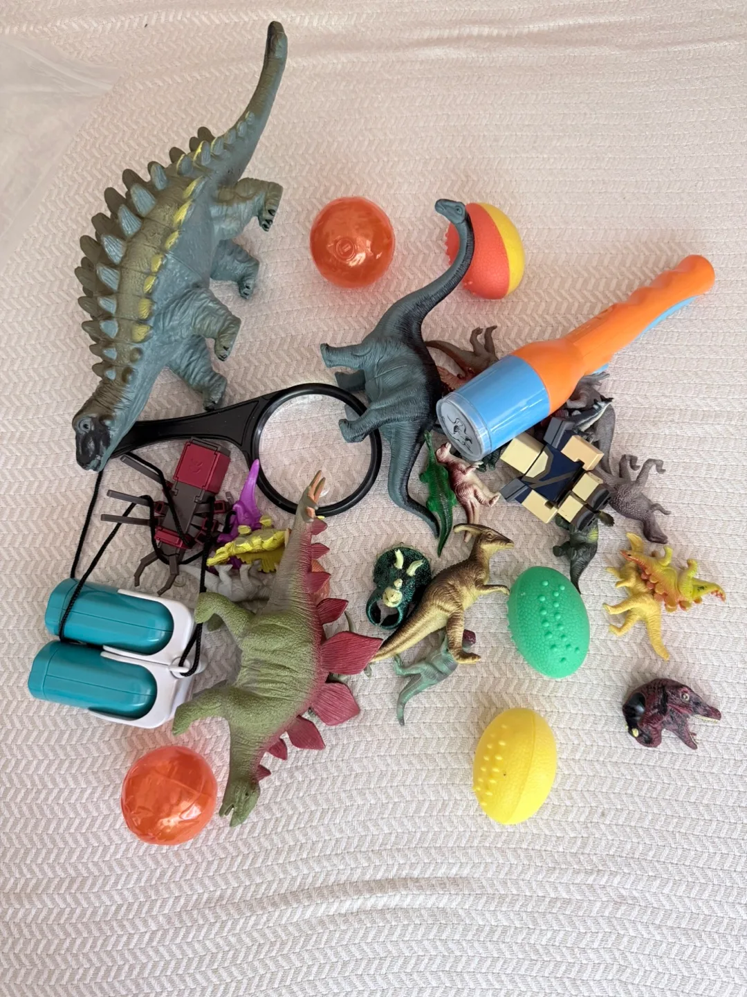 Jurassic Park Backpack with Dinosaur Toys - photo 4
