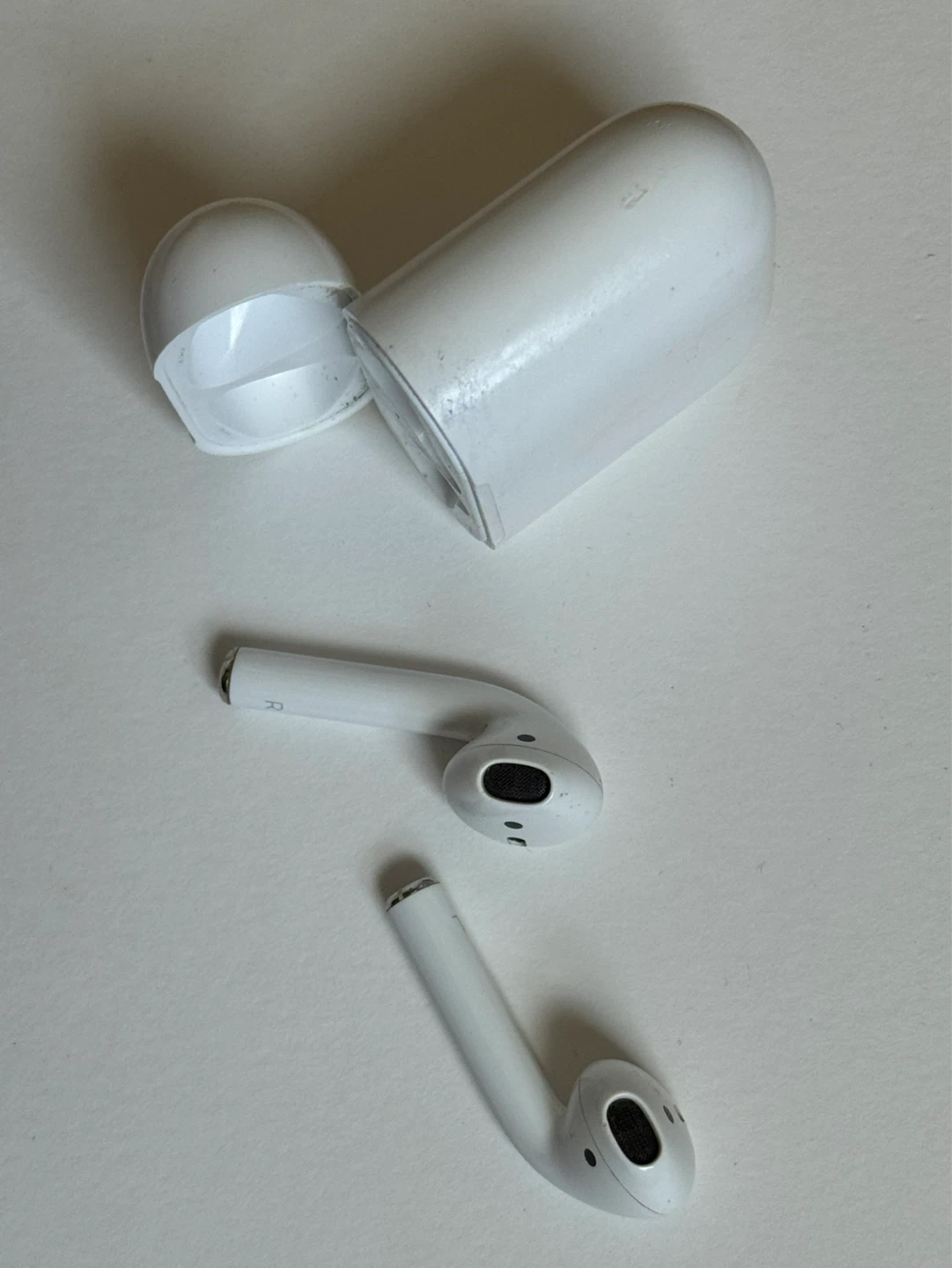 Apple AirPods (1st Gen) with Charging Case - photo 3