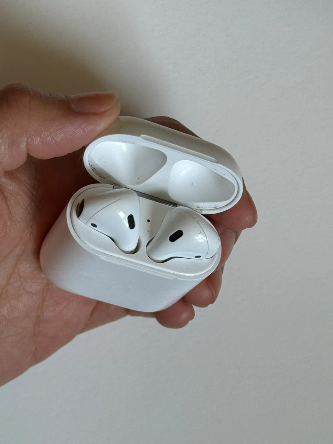 Apple AirPods (1st Gen) with Charging Case - photo 2
