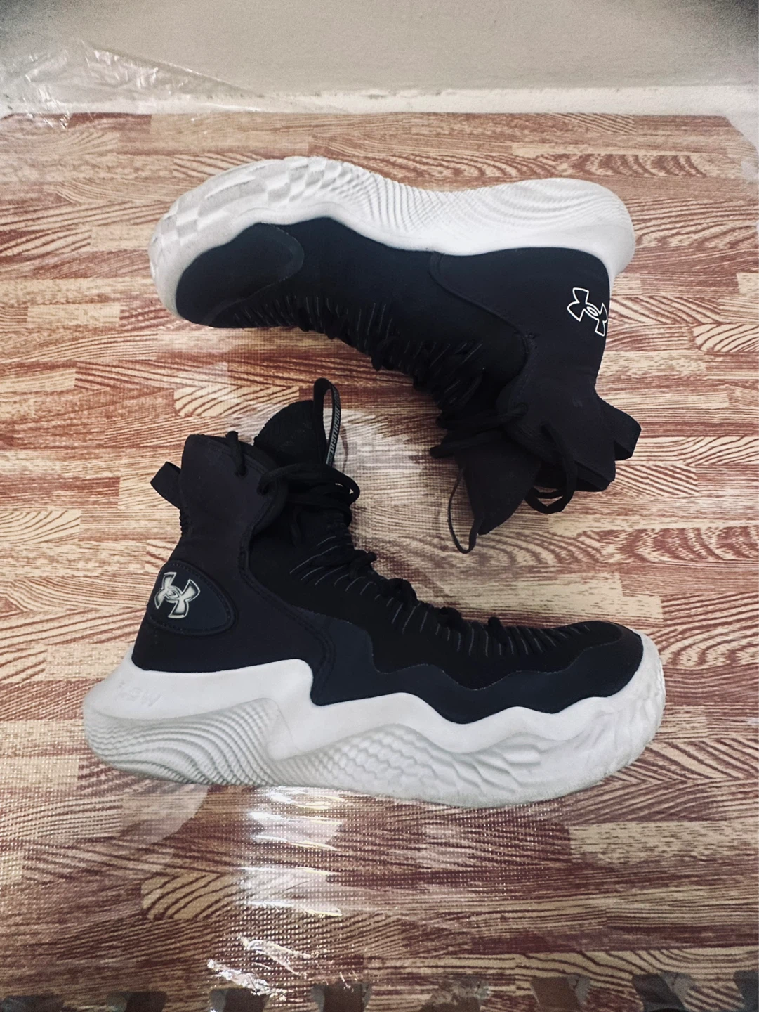 Under Armour Flow Shoes women size 8.5 - photo 3