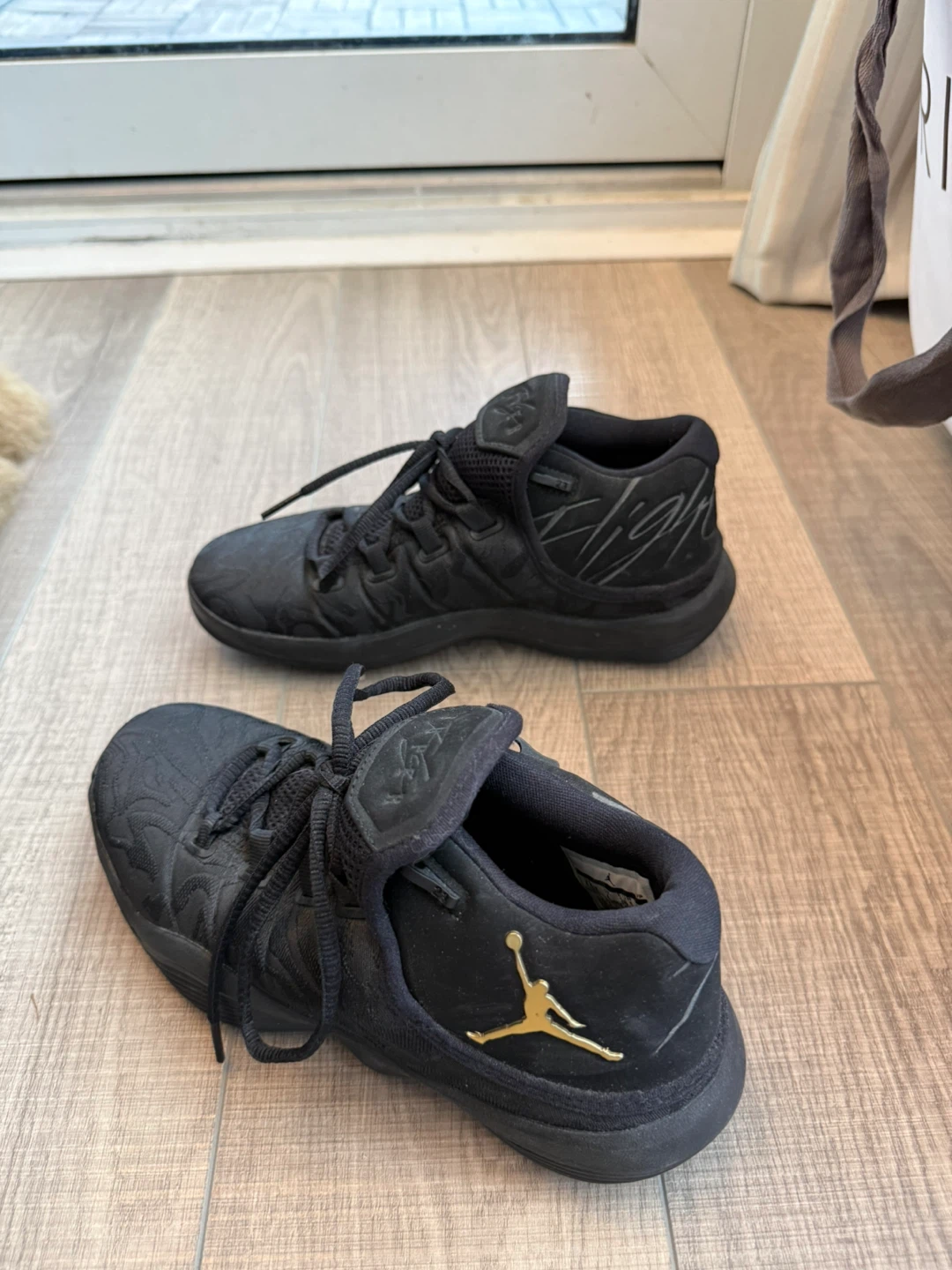 Black Jordan Basketball Shoes 4.5 - photo 5