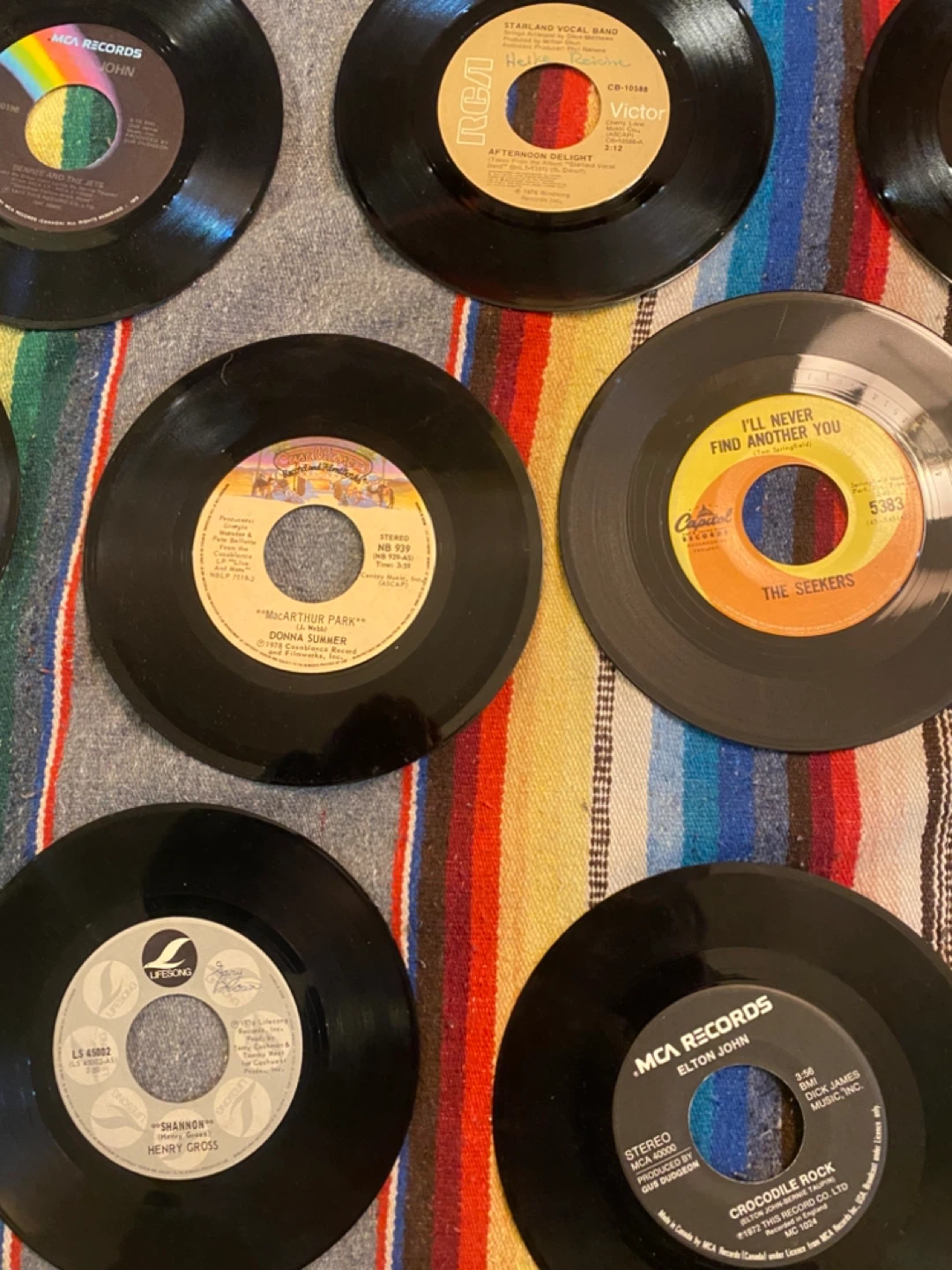 Assorted lot of 100 vinyl 45s - photo 3