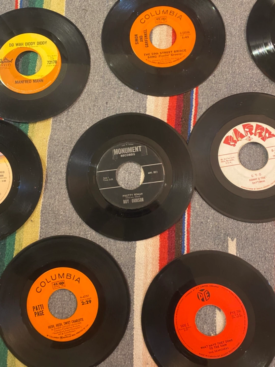 Assorted lot of 100 vinyl 45s - photo 5