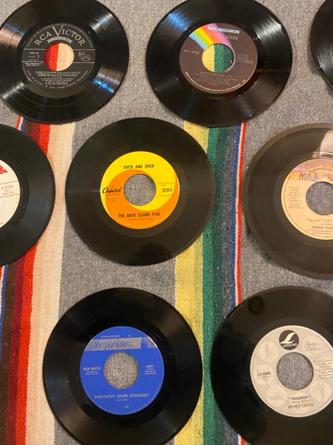Assorted lot of 100 vinyl 45s - photo 4