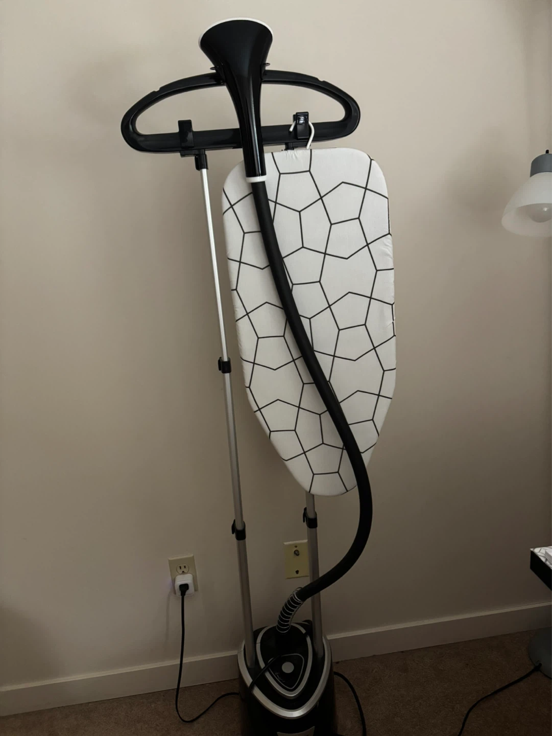 Garment Steamer with Integrated Board