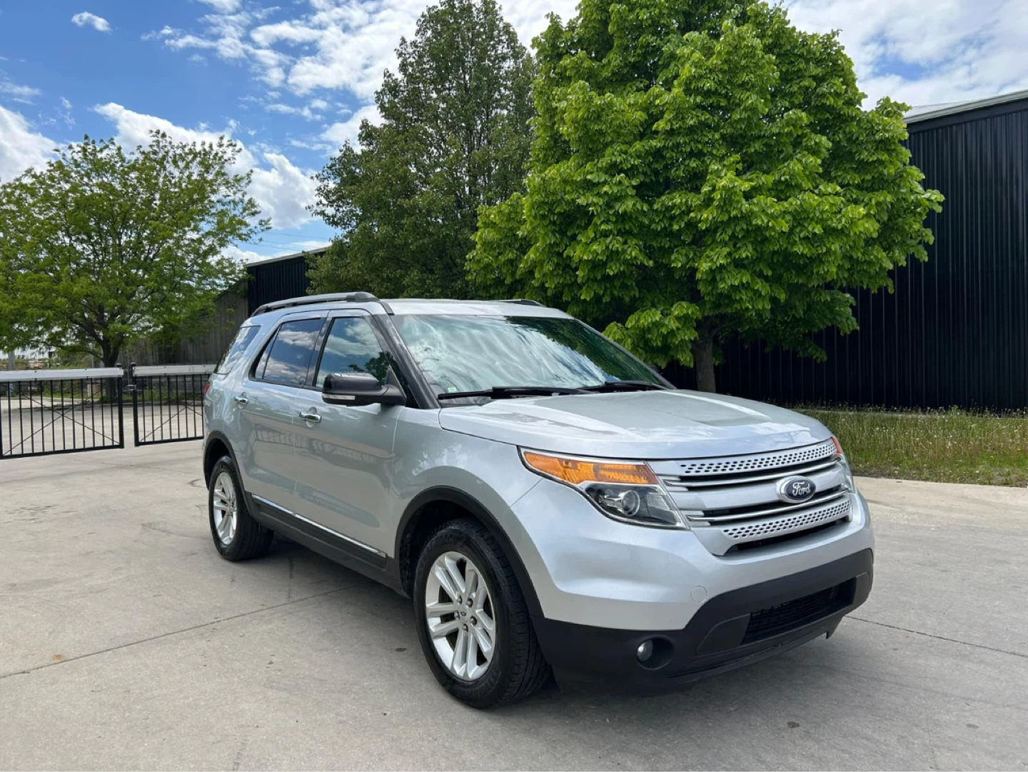 2015 Silver Ford Explorer SUV Con 180 mil millas