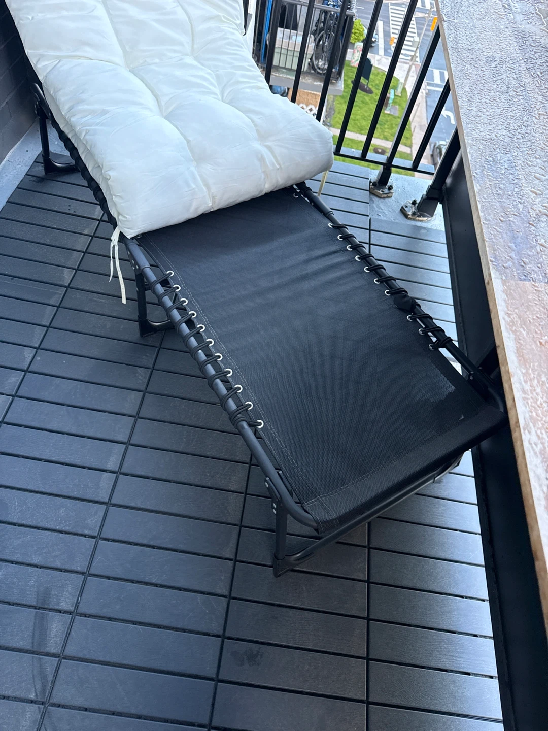 White Padded Chaise Lounge Chair - photo 2