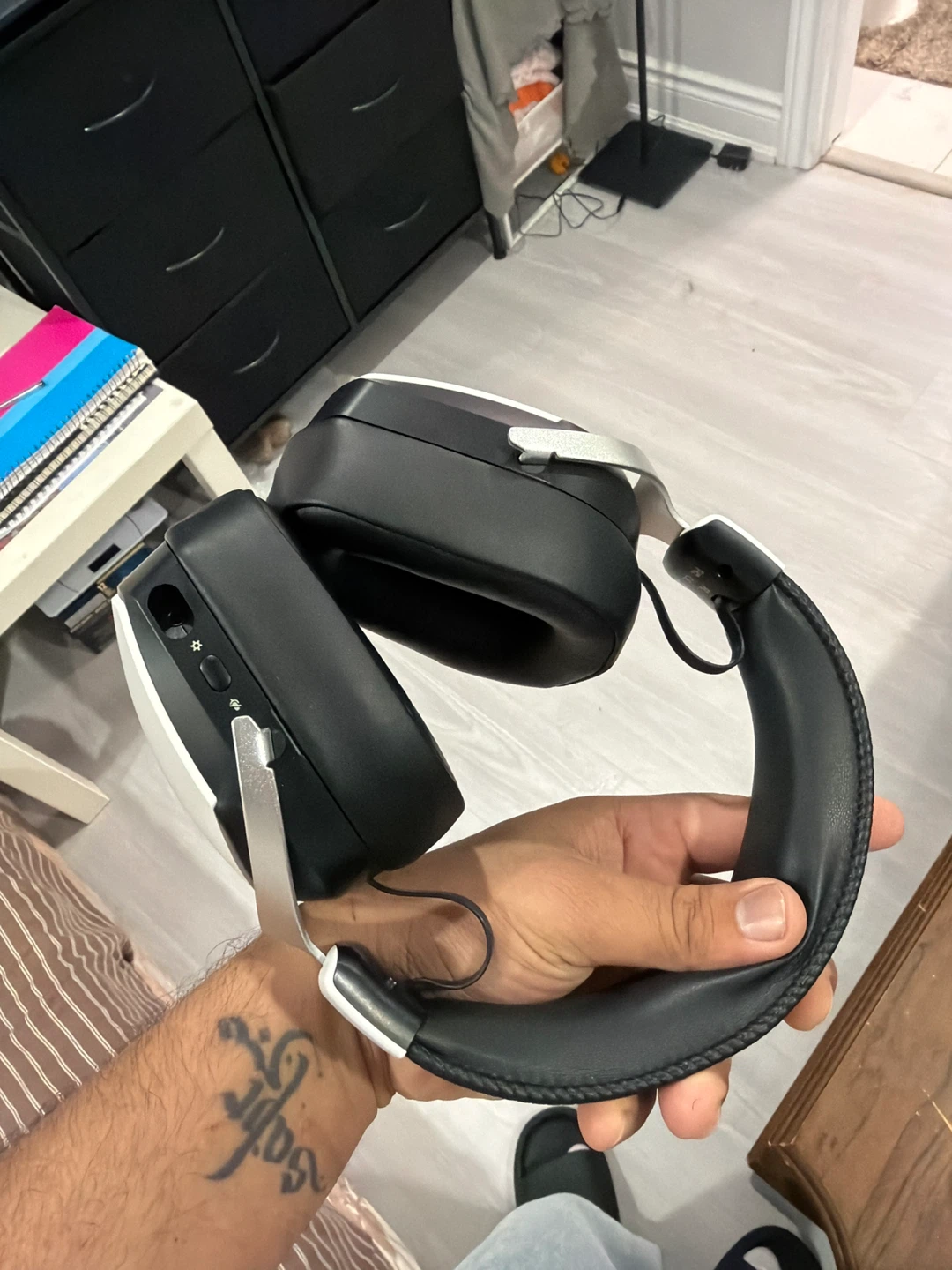 Black and White Wireless Headphones - photo 3