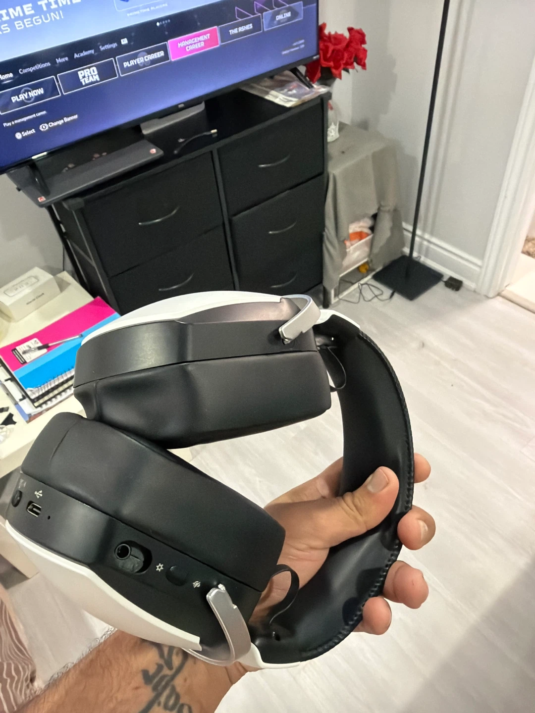 Black and White Wireless Headphones - photo 2