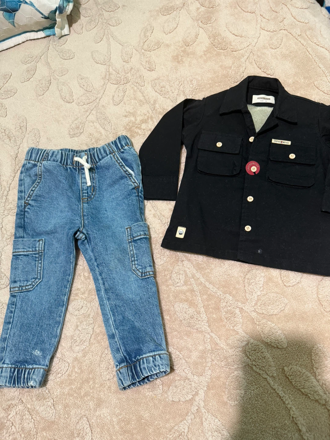 Boys Black Button-Up Shirt & Denim Cargo Pants Set - photo 4