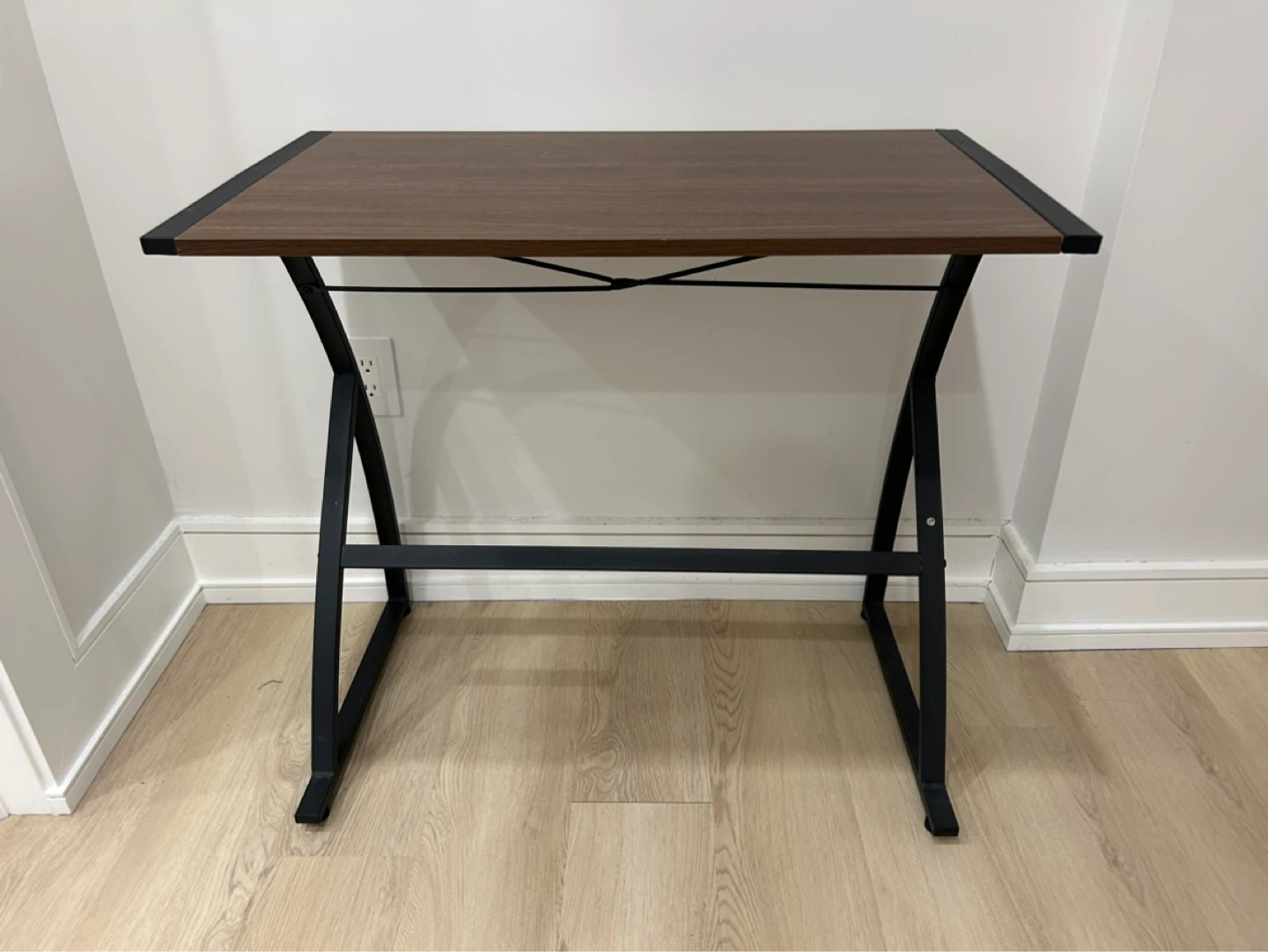 Small computer desk with black leather office chair - photo 2