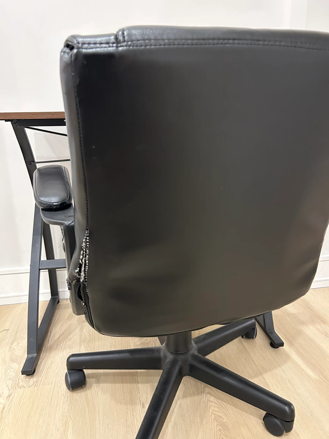 Small computer desk with black leather office chair - photo 5