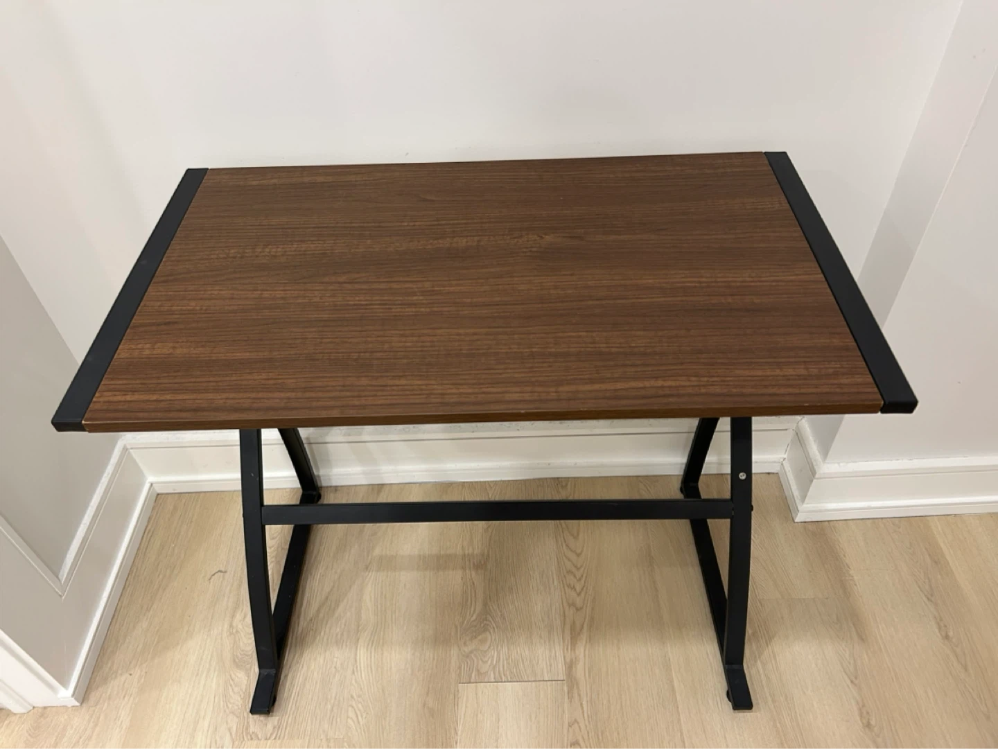Small computer desk with black leather office chair - photo 3