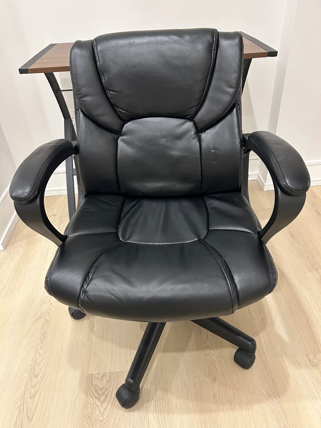 Small computer desk with black leather office chair - photo 4