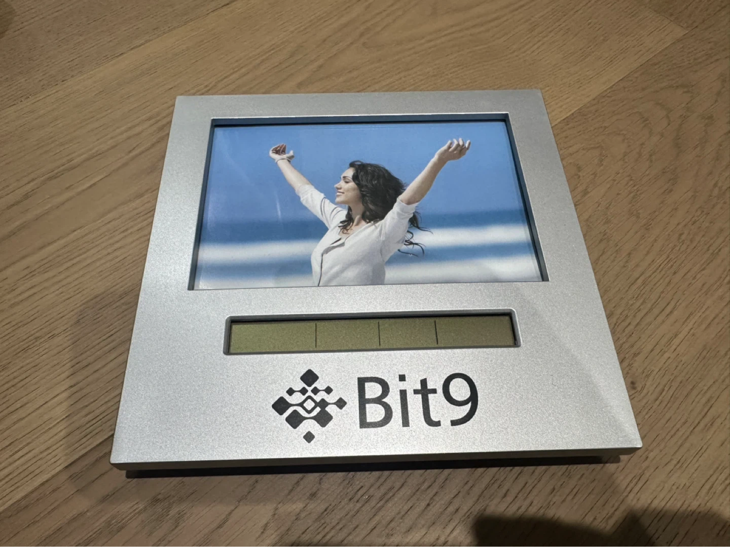Bit9 Digital Photo Frame with Clock