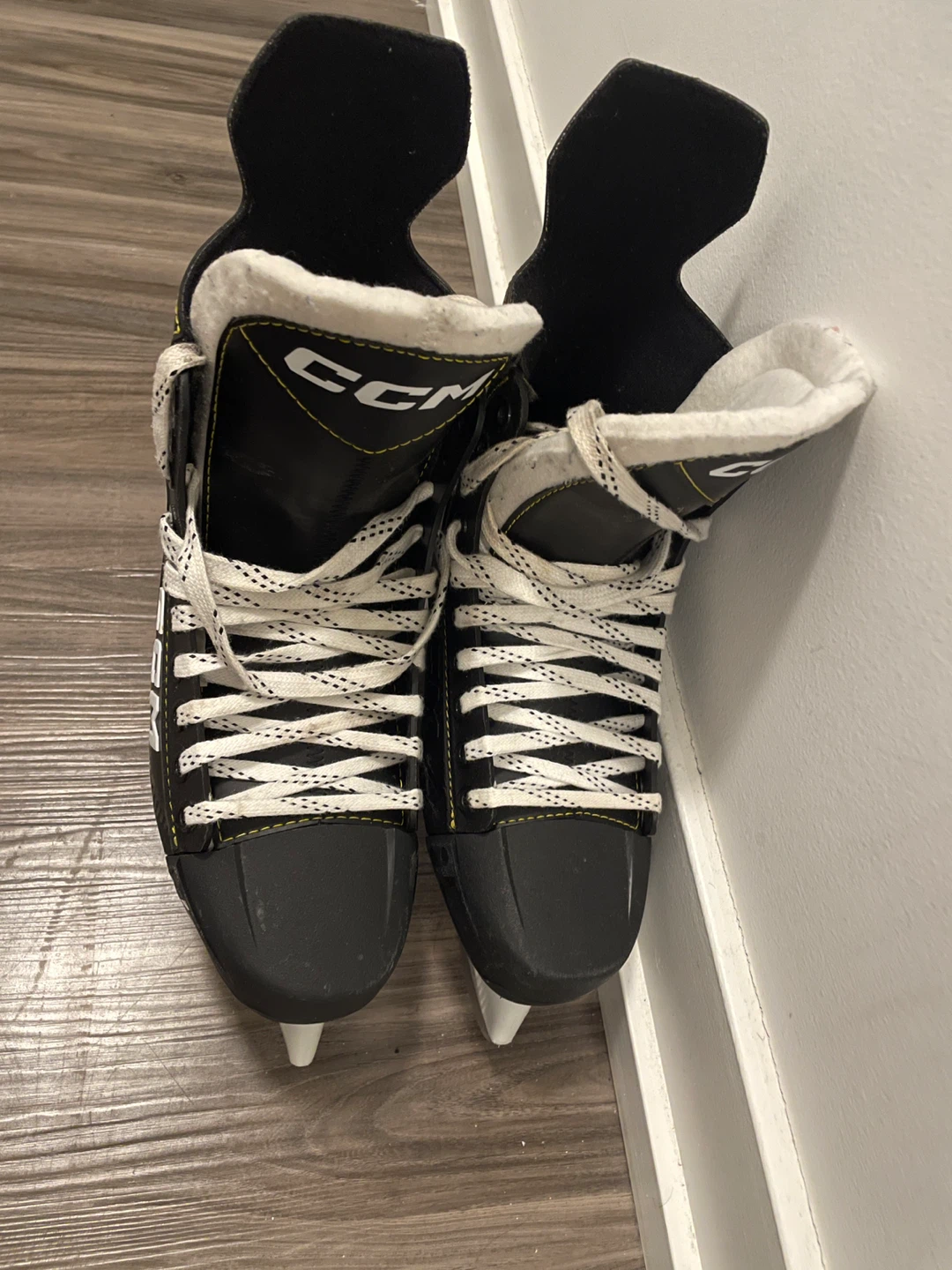 CCM AS550 Ice Hockey Skates - Size 9 - photo 2