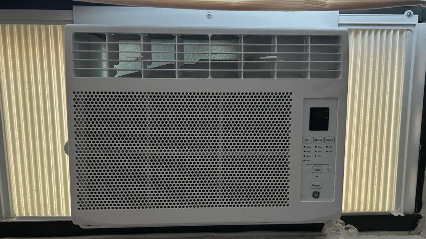 GE Window AC 6000 BTU with Remote - photo 2