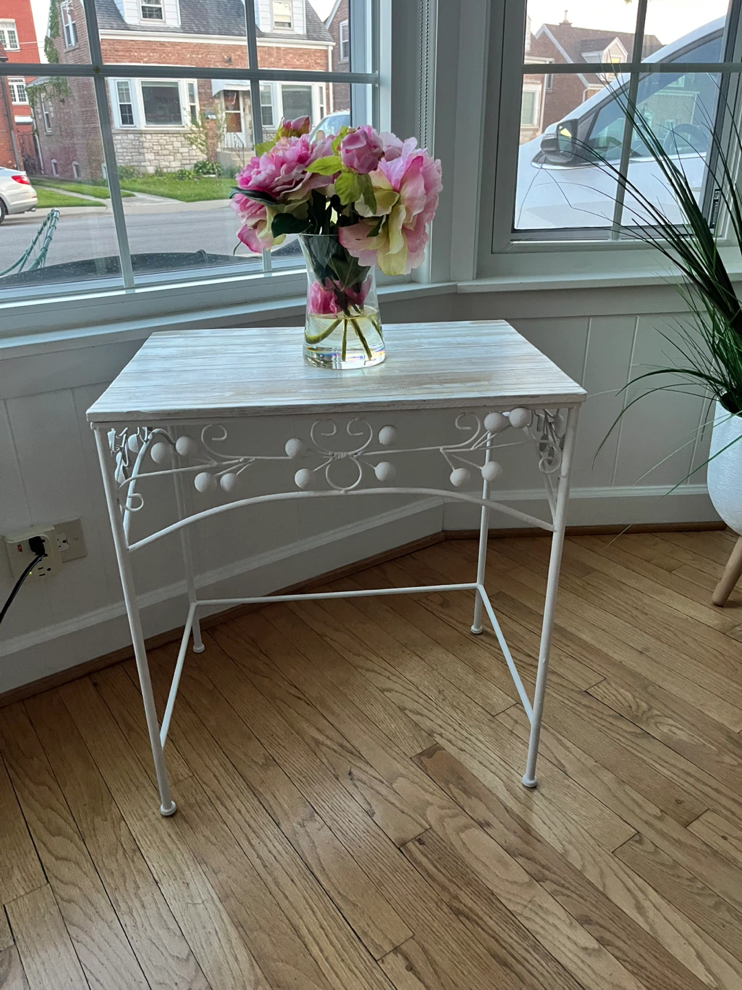 CUTE LARGE SIDE  TABLE/ENTRY