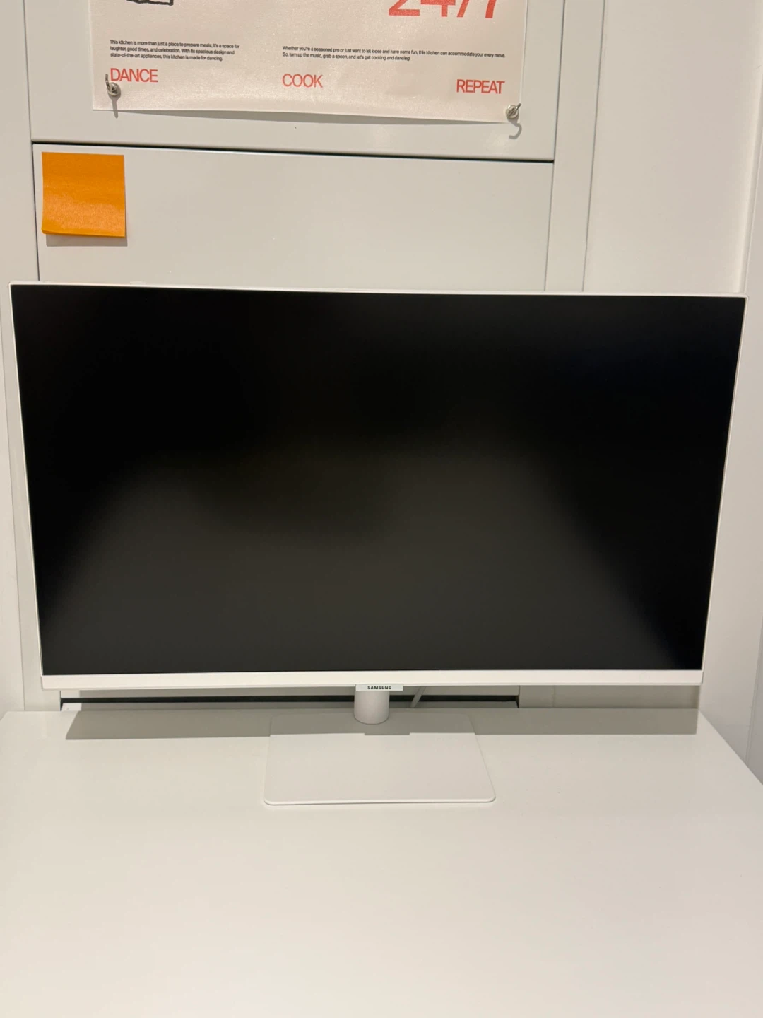 Samsung 27” Smart Monitor M5 White (Box + Remote Included) - photo 2