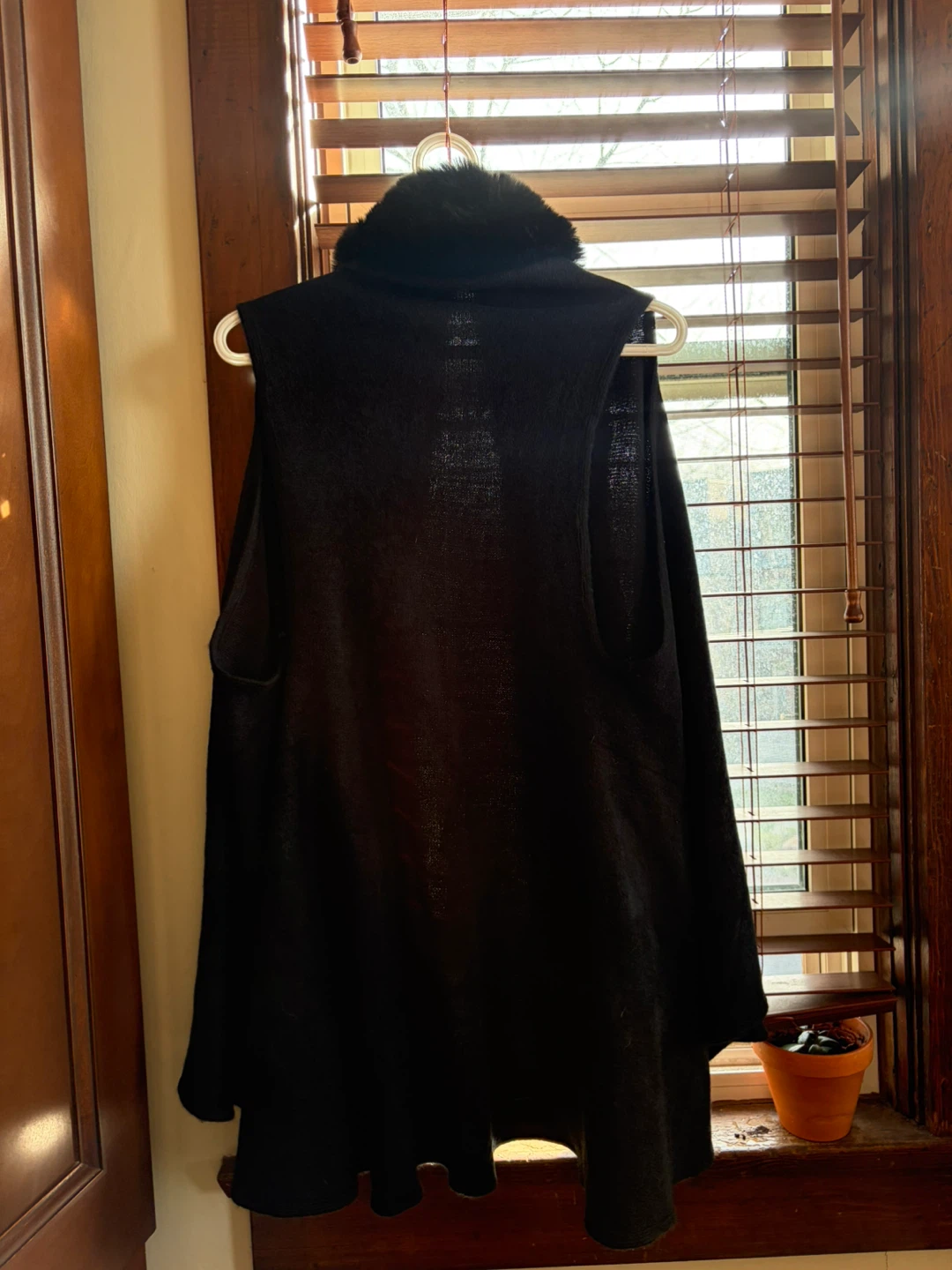 Black sleeveless vest with faux fur trim - photo 2