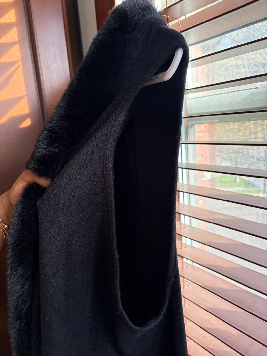 Black sleeveless vest with faux fur trim - photo 3