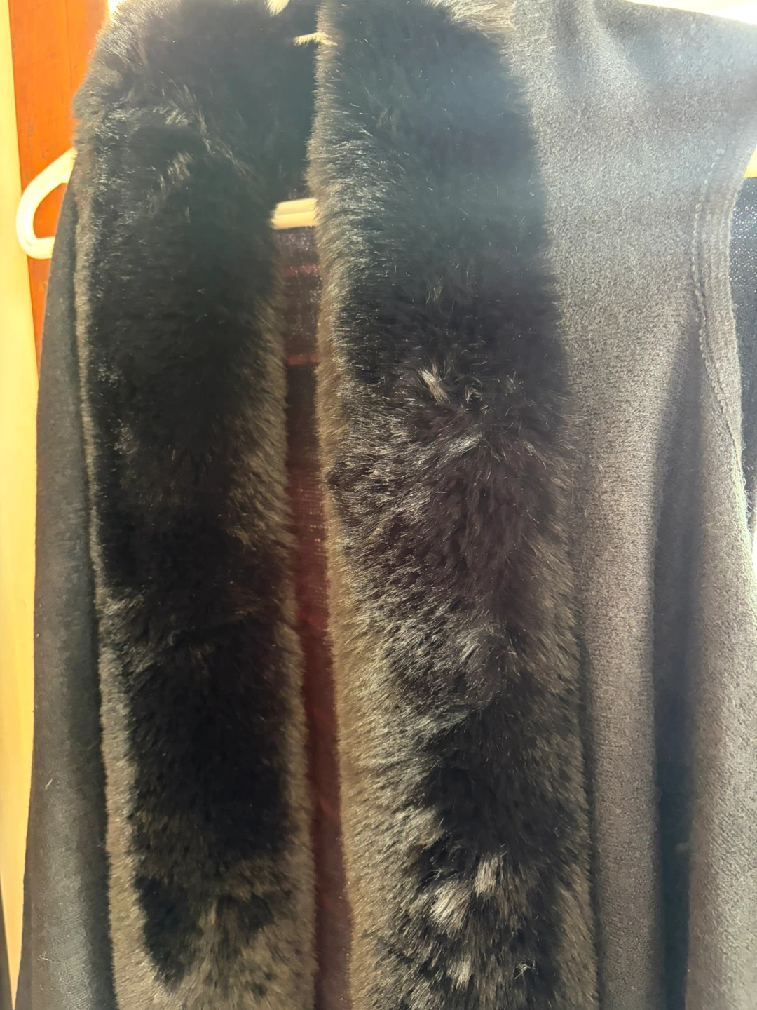 Black sleeveless vest with faux fur trim - photo 4