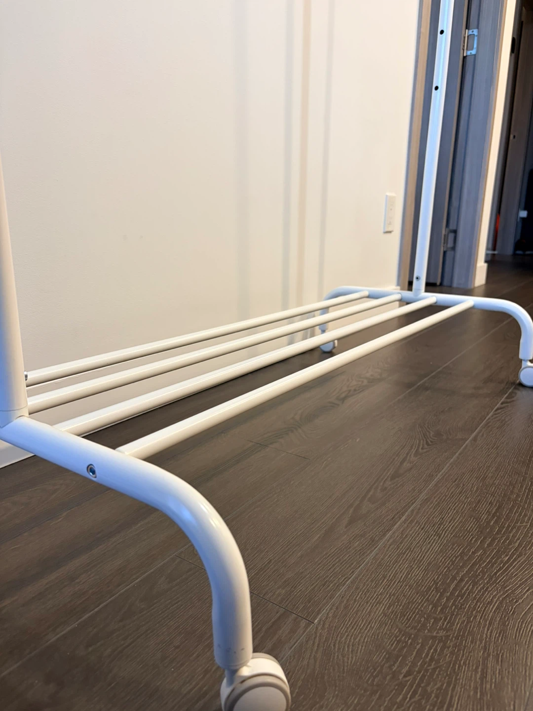 ✨ White Clothing Rack on Wheels – Adjustable & Like New - photo 3