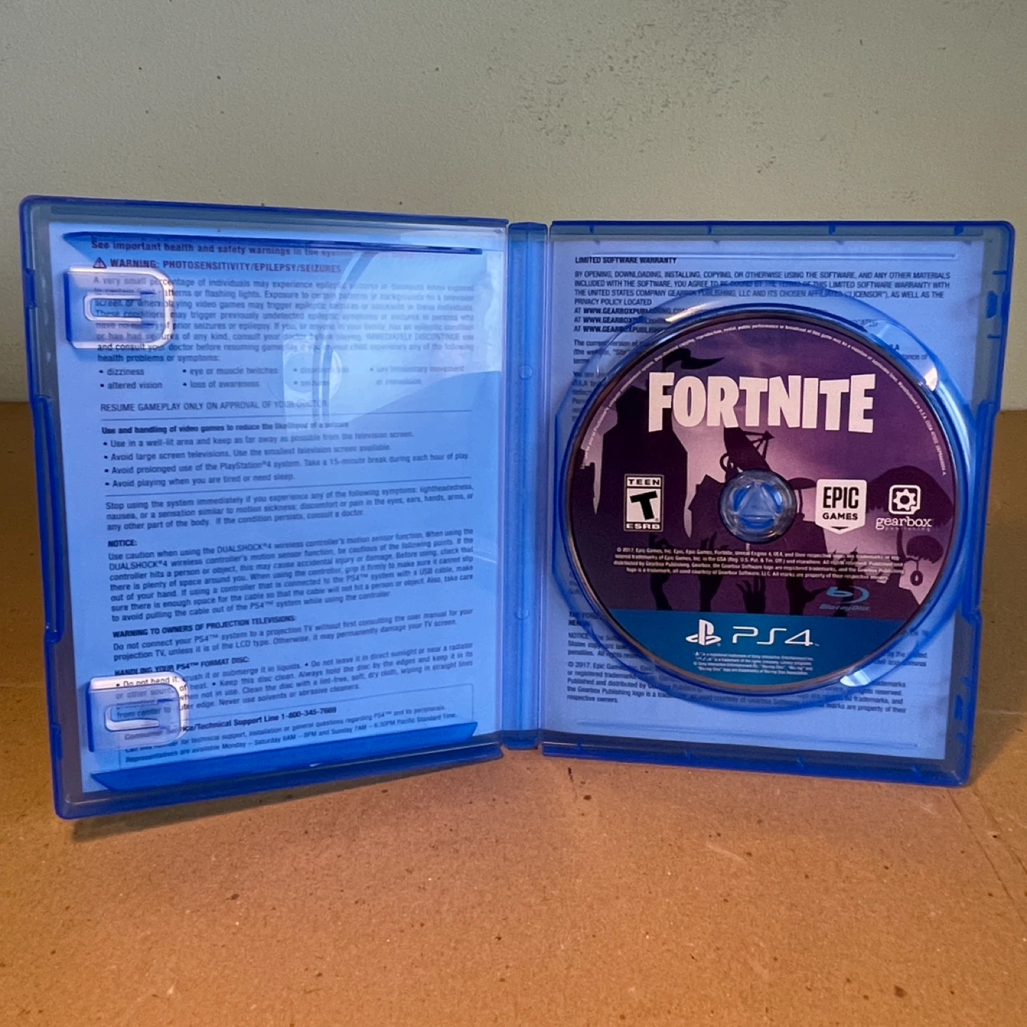 Fortnite PS4 Game RARE Original Disc Version 2017 - photo 2