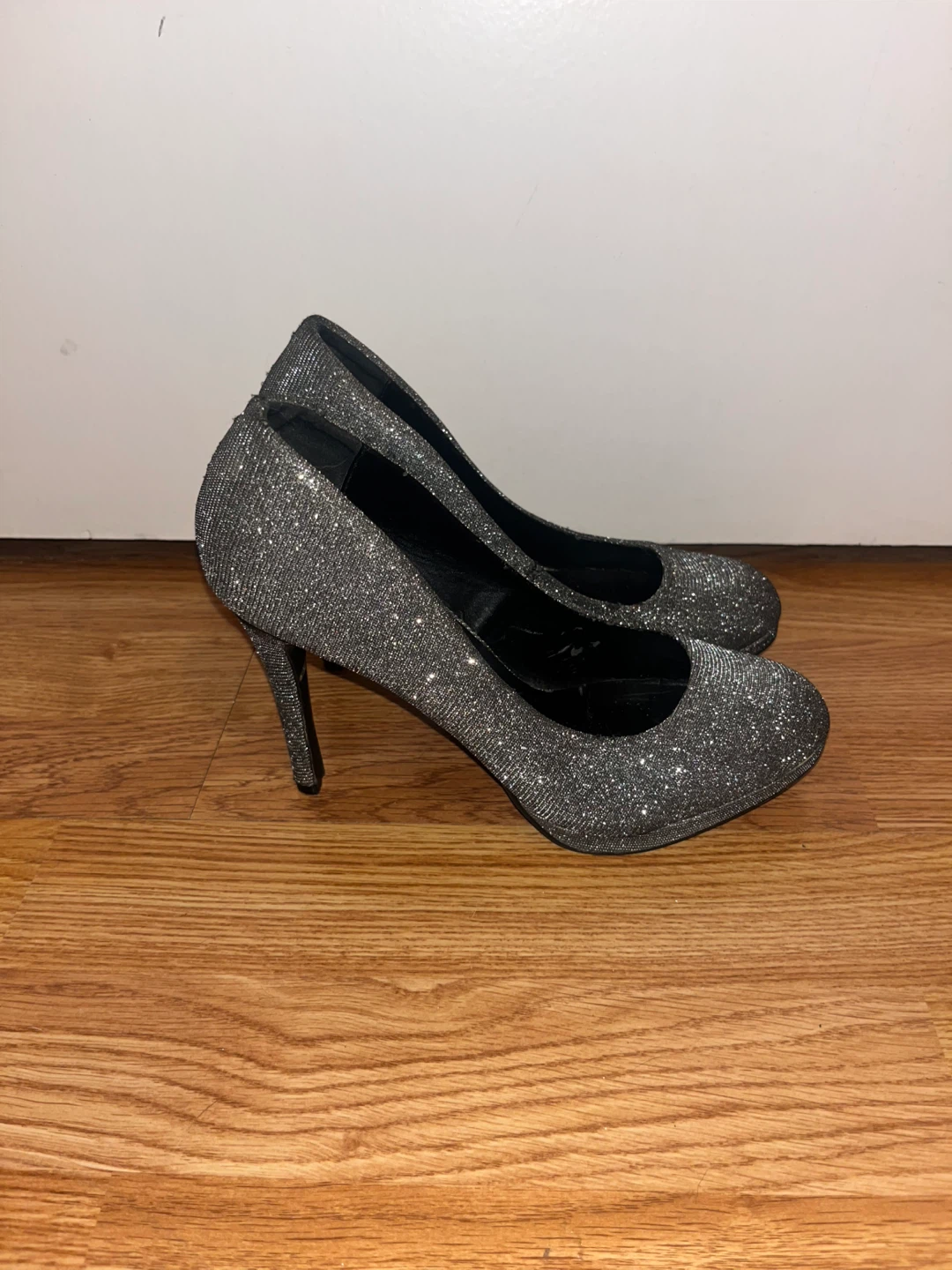 Le Château Silver Glitter Heels size 8 - photo 2