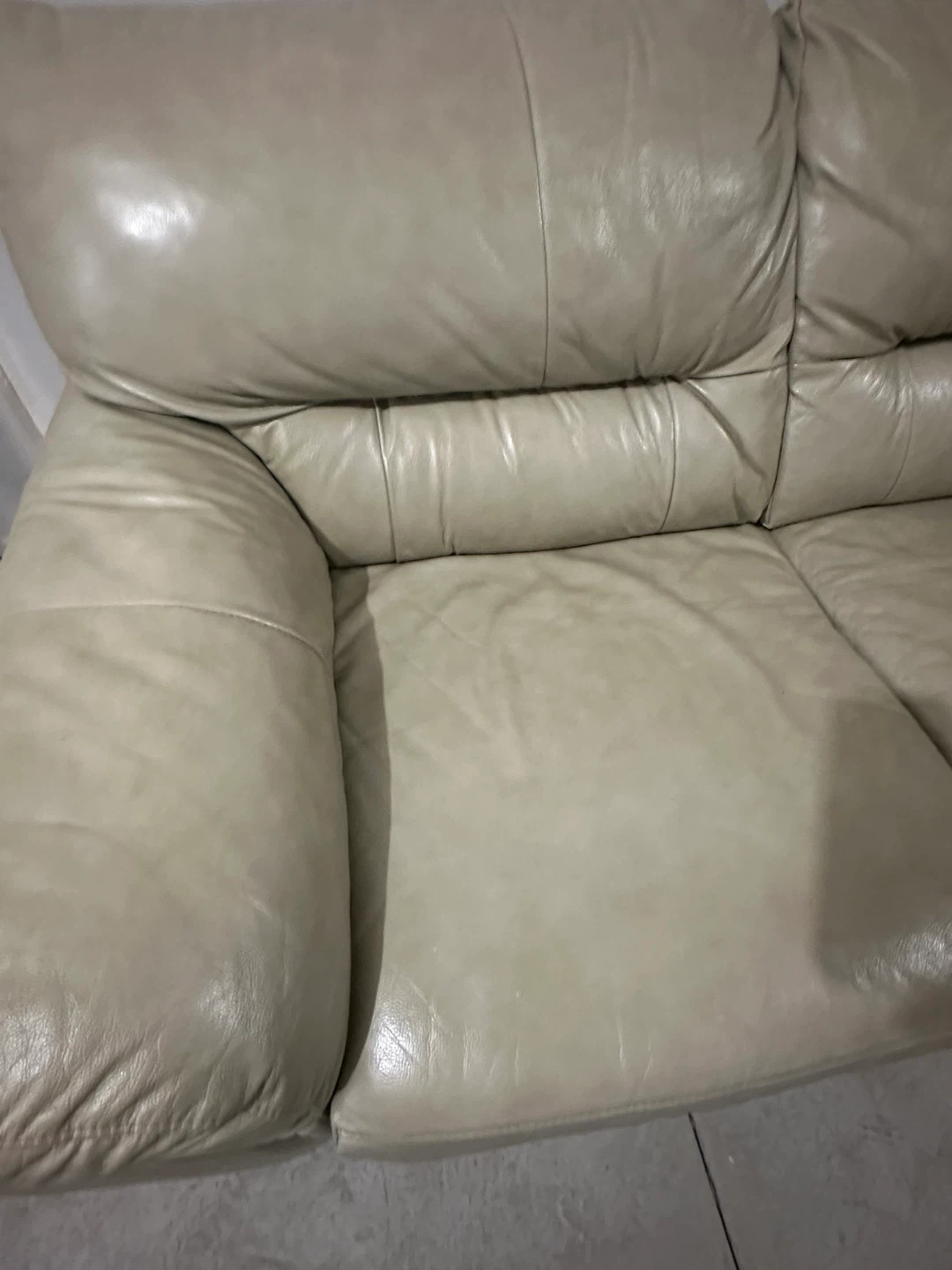 CREAM LEATHER SOFA | GREAT CONDITION | NO STAINS | NO TEAR - photo 3
