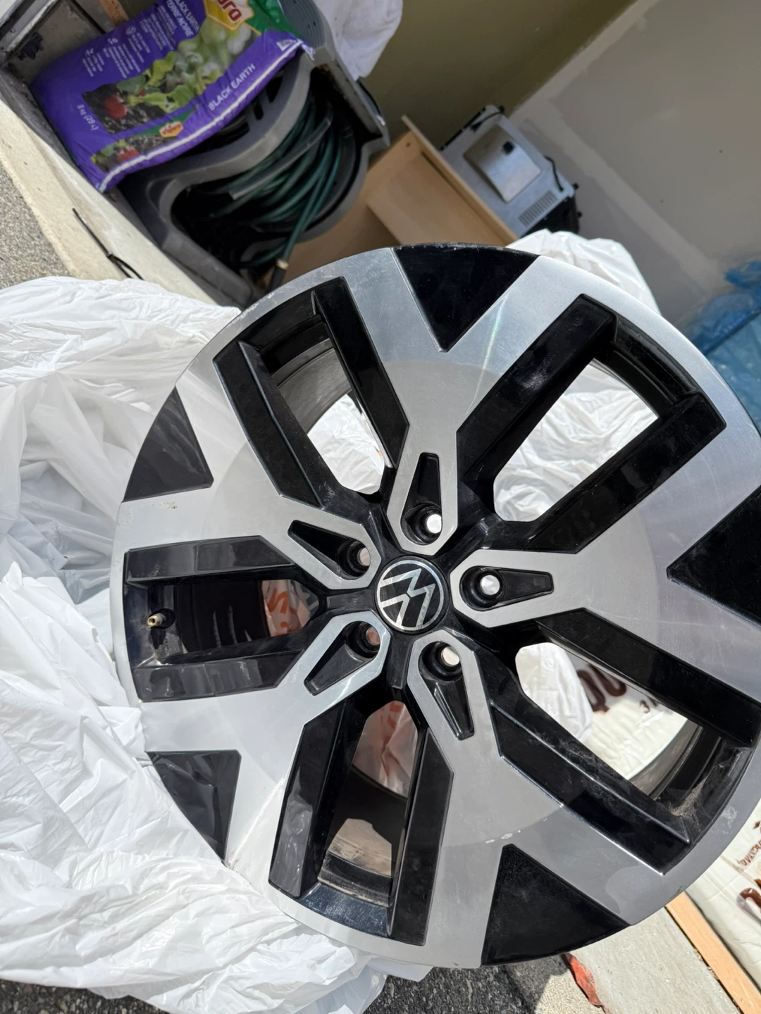 Volkswagen Alloy Wheel - photo 2