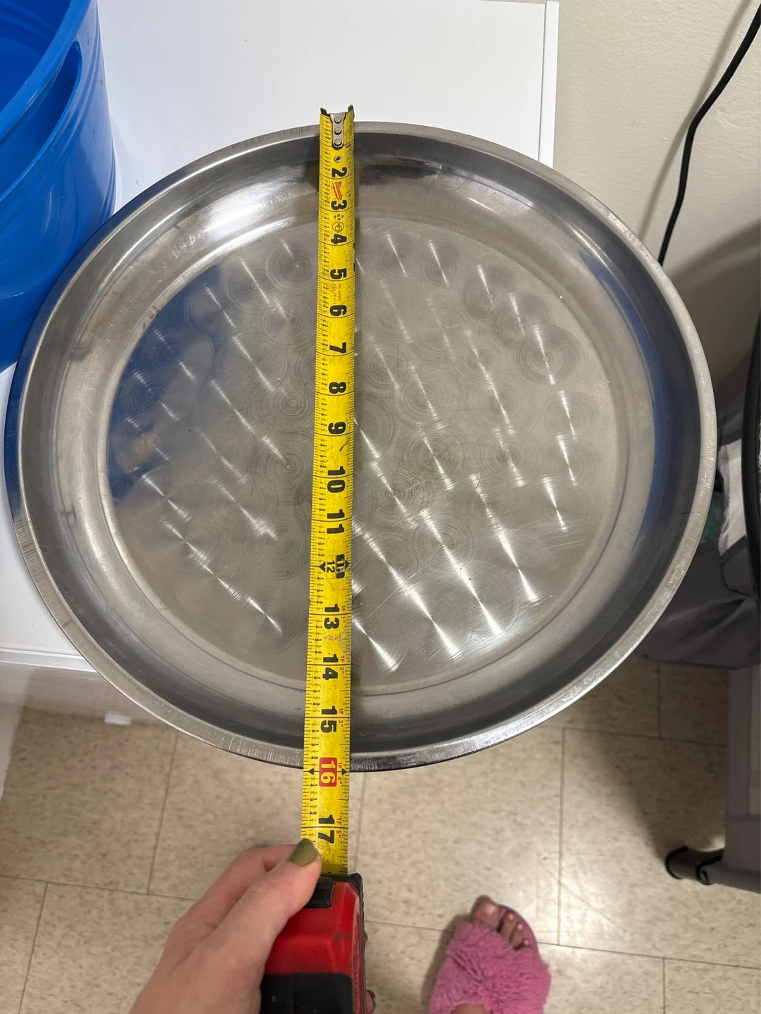 Blue plastic tub and large metal tray - photo 2
