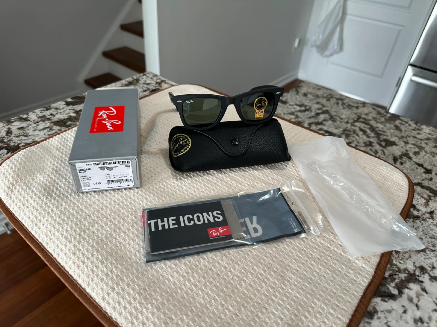 BNIB Ray-Ban Wayfarer Classic Sunglasses | MADE IN ITALY 🇮🇹