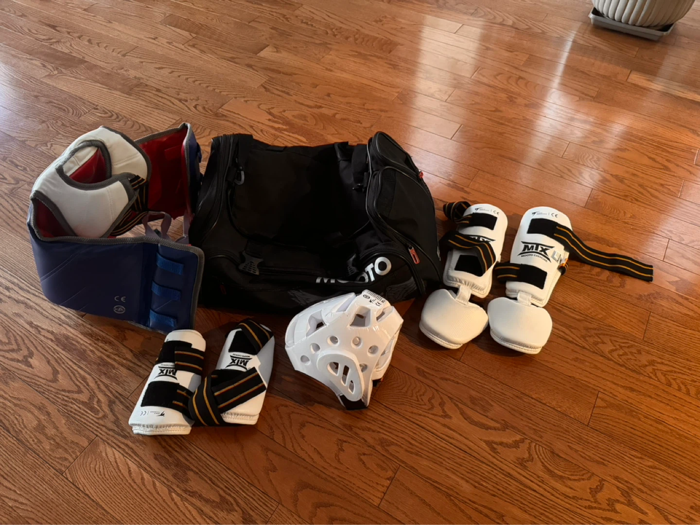 MOOTO Taekwondo Gear Bag with Protective Equipment - photo 2