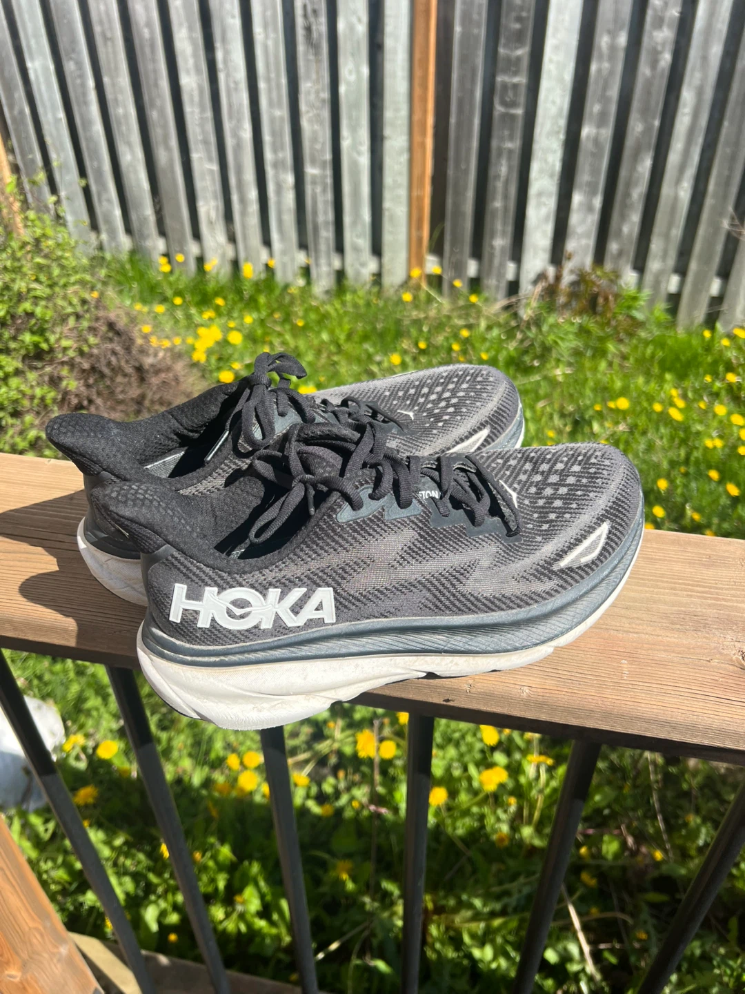 Woman’s Hoka Clifton 9 Running Shoes size 9