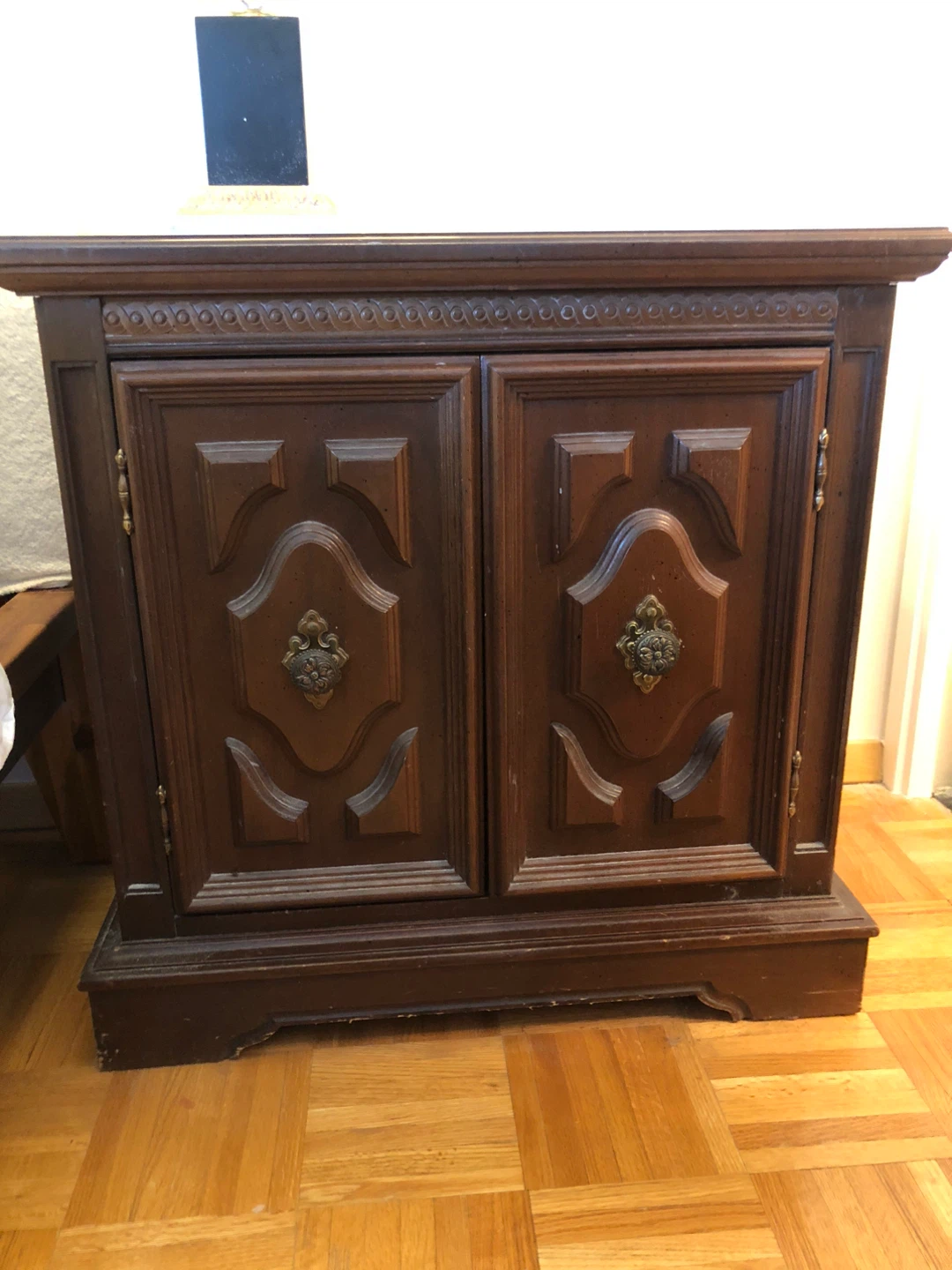 2 matching night stands