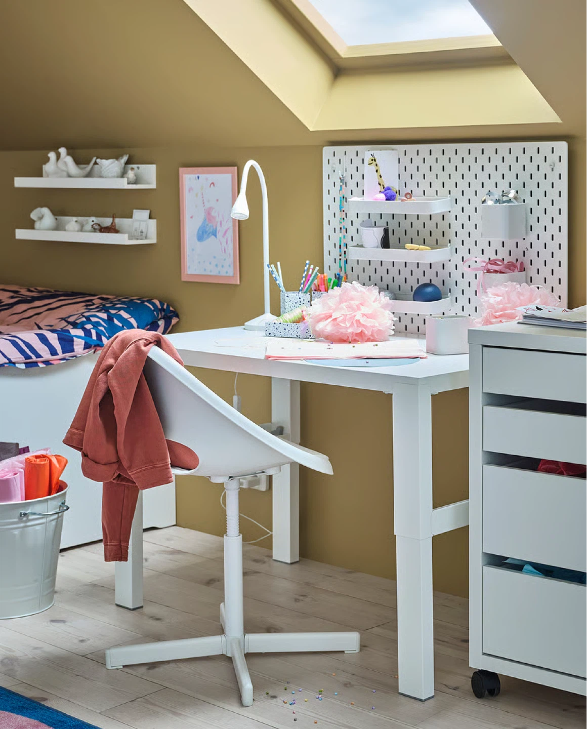 Child’s desk chair - photo 4