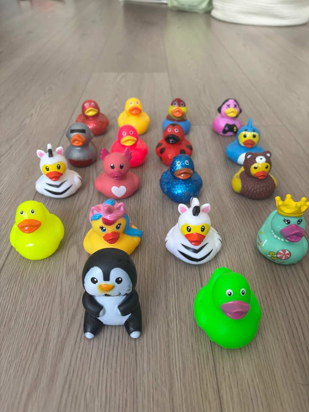 18 rubber ducks bath toys