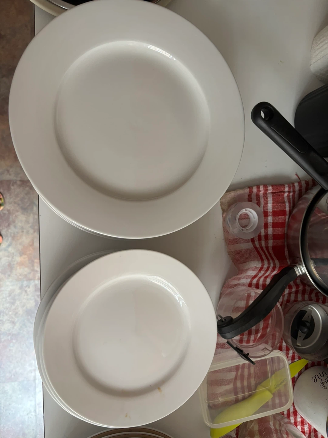 Set of 24+ White Plates and Yellow Patterned Plates - photo 4