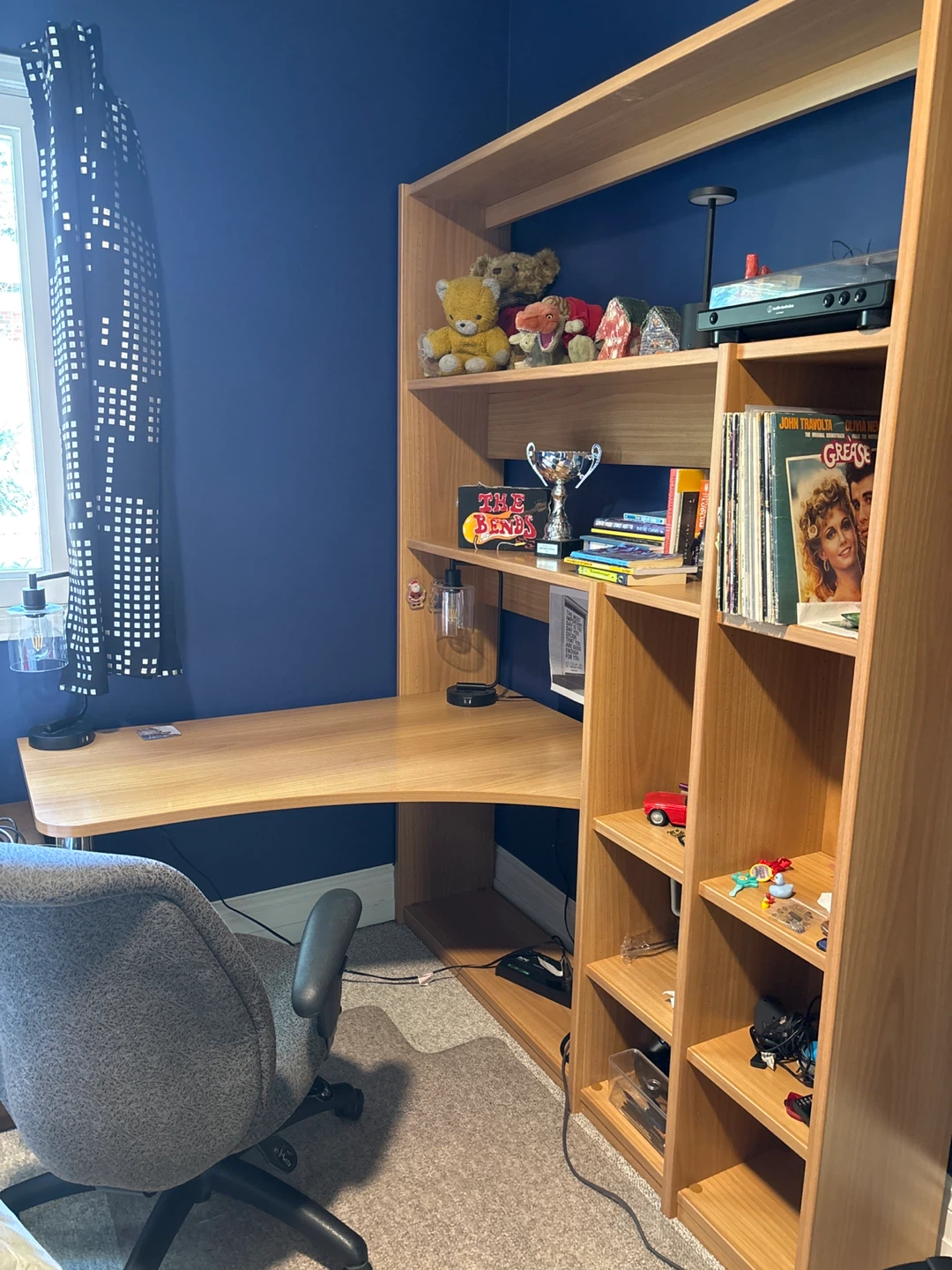 Free- desk with shelves